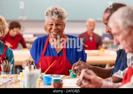 Porträt der pensionierte ältere Frau die Teilnahme an Kunst Klasse im Community Center Stockfoto