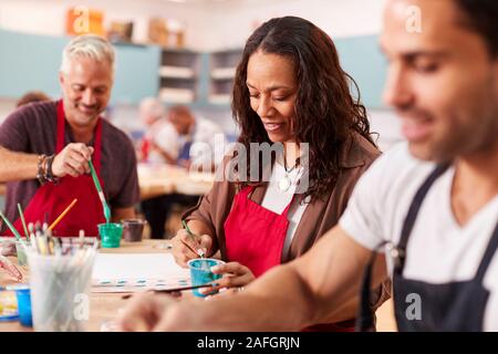 Gruppe von Erwachsenen die Teilnahme an Kunst Klasse im Community Center Stockfoto