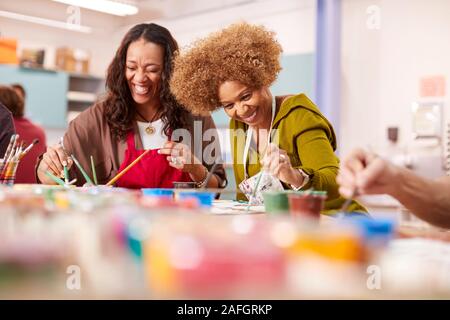 Zwei reife Frauen Kunst Klasse im Gemeindezentrum zusammen Stockfoto