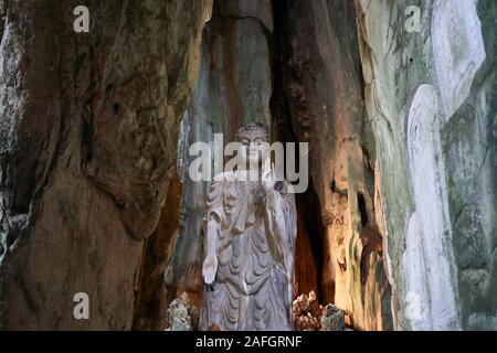 DA Nang, Vietnam - November 22, 2019: Buddha Statue in der Höhle bei Marmor Berge, Da Nang, Vietnam Stockfoto