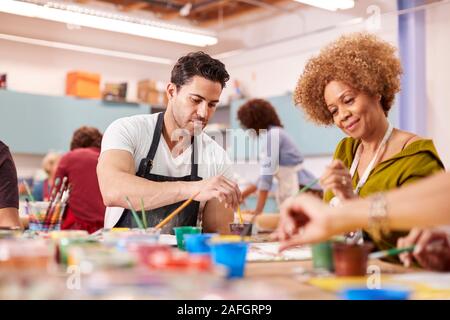 Gruppe von Erwachsenen die Teilnahme an Kunst Klasse im Community Center Stockfoto