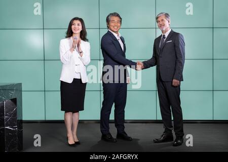 Unternehmer die Hände schütteln auf der Bühne Stockfoto
