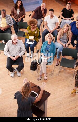 Ansicht von oben der Gruppe die Teilnahme an Nachbarschaft Treffen im Gemeindezentrum Stockfoto