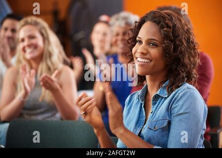 Gruppe die Teilnahme an Nachbarschaft Treffen applaudieren Lautsprecher im Community Center Stockfoto