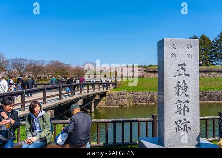 Goryokaku star fort Park im Frühling Cherry Blossom Blüte Jahreszeit mit klaren blauen Himmel sonniger Tag, Besucher genießen die schöne sakura Blumen Stockfoto