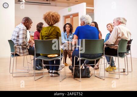 Leute, die Selbsthilfe Therapie Gruppe Treffen im Gemeindezentrum Stockfoto