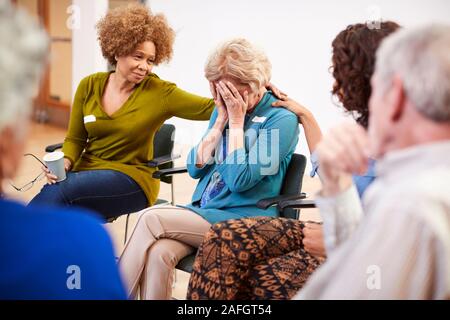 Unglückliche Frau Teilnahme an Selbsthilfe Therapie Gruppe Treffen im Gemeindezentrum Stockfoto