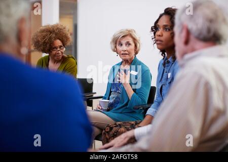 Leute, die Selbsthilfe Therapie Gruppe Treffen im Gemeindezentrum Stockfoto