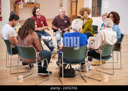 Leute, die Selbsthilfe Therapie Gruppe Treffen im Gemeindezentrum Stockfoto