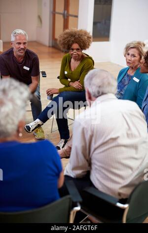 Leute, die Selbsthilfe Therapie Gruppe Treffen im Gemeindezentrum Stockfoto