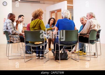 Leute, die Selbsthilfe Therapie Gruppe Treffen im Gemeindezentrum Stockfoto