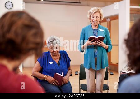 Die Leute, die die Bibel studiert oder Buch Gruppe Treffen im Gemeindezentrum Stockfoto