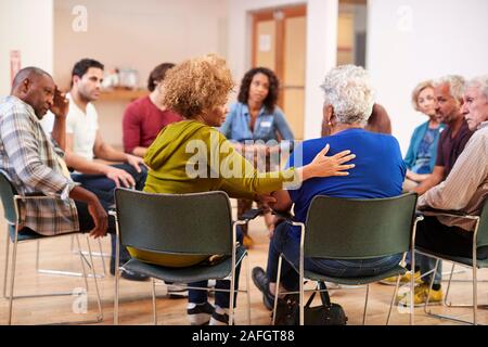 Leute, die Selbsthilfe Therapie Gruppe Treffen im Gemeindezentrum Stockfoto