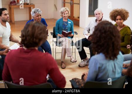 Die Leute, die die Bibel studiert oder Buch Gruppe Treffen im Gemeindezentrum Stockfoto