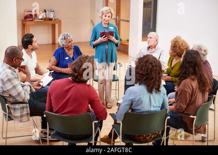 Die Leute, die die Bibel studiert oder Buch Gruppe Treffen im Gemeindezentrum Stockfoto