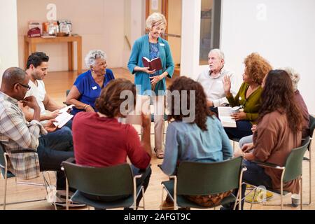 Die Leute, die die Bibel studiert oder Buch Gruppe Treffen im Gemeindezentrum Stockfoto