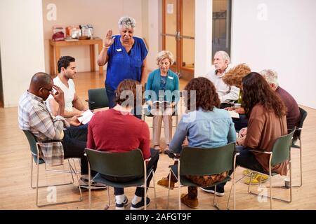 Die Leute, die die Bibel studiert Gruppe Treffen im Gemeindezentrum Stockfoto