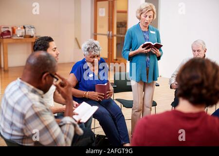 Die Leute, die die Bibel studiert oder Buch Gruppe Treffen im Gemeindezentrum Stockfoto