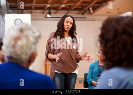 Frau, die an Selbsthilfe Therapie Gruppe Treffen im Gemeindezentrum Stockfoto