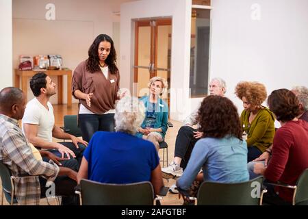 Frau, die an Selbsthilfe Therapie Gruppe Treffen im Gemeindezentrum Stockfoto