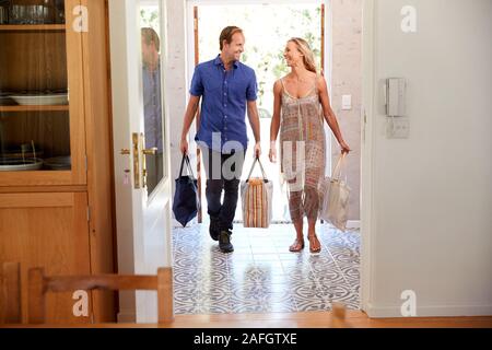 Reifes Paar Heimweg von Shopping Trip Durchführung Einkaufstüten Stockfoto