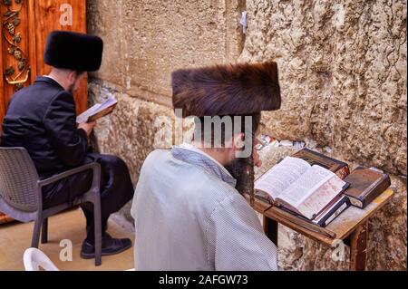 Jerusalem Israel. Orthodoxe Juden beten an der Klagemauer Stockfoto