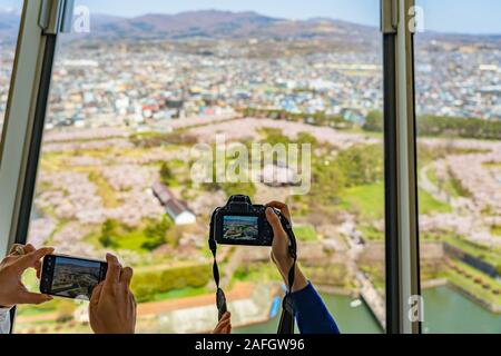 Goryokaku Tower Observation Deck Befehl gesamten Blick auf den Park, die schöne sternförmigen fort. Die Leute kommen im Frühling die Kirsche blosso zu genießen Stockfoto