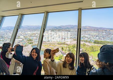 Goryokaku Tower Observation Deck Befehl gesamten Blick auf den Park, die schöne sternförmigen fort. Die Leute kommen im Frühling die Kirsche blosso zu genießen Stockfoto