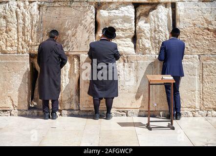 Jerusalem Israel. Orthodoxe Juden beten an der Klagemauer Stockfoto