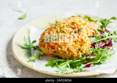 Gemüse Schnitzel mit Salat. Veganes essen Konzept. Stockfoto