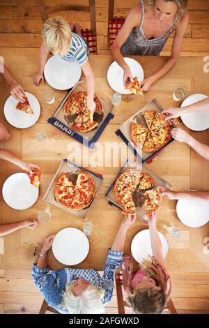 Ansicht von oben von Multi-Generation Familie sitzt um den Tisch essen Pizza zusammen Stockfoto