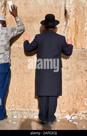 Jerusalem Israel. Orthodoxe Juden beten an der Klagemauer Stockfoto