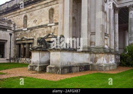 Zwei steinerne Löwen vor dem Eingang zum Fitzwilliam Museum in Cambridge Stockfoto