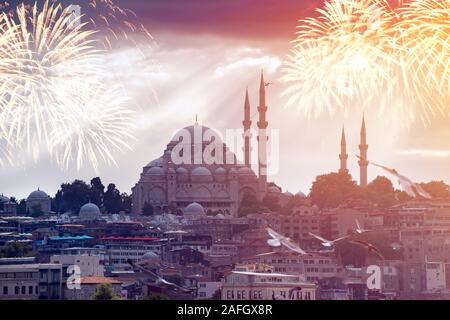 Feuerwerk über Istanbul. Blick auf die Hagia Sophia bei Nacht mit Feuerwerk in Istanbul, Türkei Stockfoto