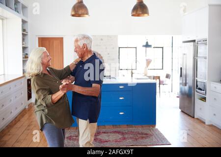 Senior Paar zu Hause Tanzen in der Küche zusammen Stockfoto