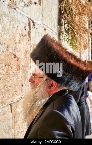 Jerusalem Israel. Orthodoxe Juden beten an der Klagemauer Stockfoto