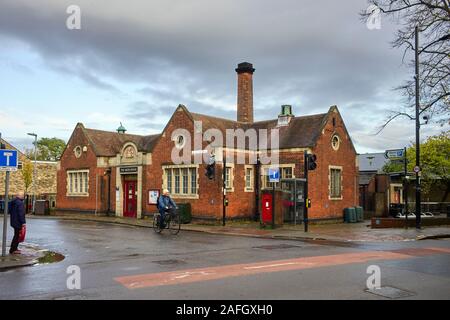 Das alte Bad Haus an der Ecke Mill Street und Gwydir Straße nun die Cambridge von Lifecraft Nächstenliebe Stockfoto