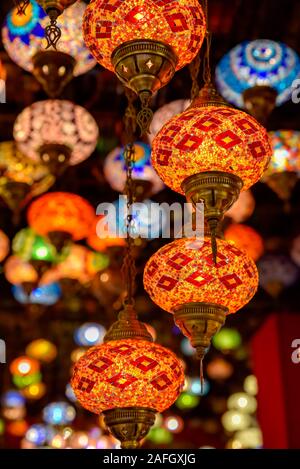 Türkische Lampe oder marokkanische Laterne, im orientalischen Stil, dekorative Lampen bei Store, in Global Village, Dubai, Vereinigte Arabische Emirate Stockfoto
