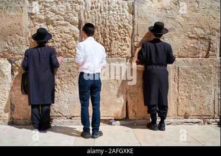 Jerusalem Israel. Orthodoxe Juden beten an der Klagemauer Stockfoto