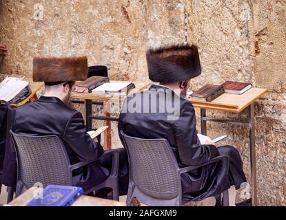 Jerusalem Israel. Orthodoxe Juden beten an der Klagemauer Stockfoto