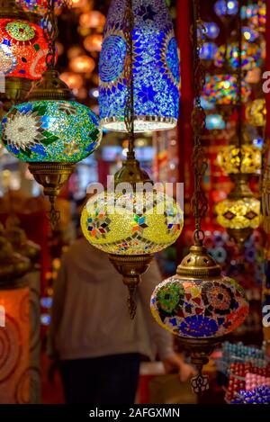 Türkische Lampe oder marokkanische Laterne, im orientalischen Stil, dekorative Lampen bei Store, in Global Village, Dubai, Vereinigte Arabische Emirate Stockfoto