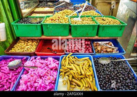 Jerusalem Israel. Essiggurken und Oliven in einem Markt in der Altstadt Stockfoto