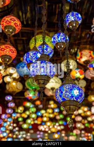 Türkische Lampe oder marokkanische Laterne, im orientalischen Stil, dekorative Lampen bei Store, in Global Village, Dubai, Vereinigte Arabische Emirate Stockfoto