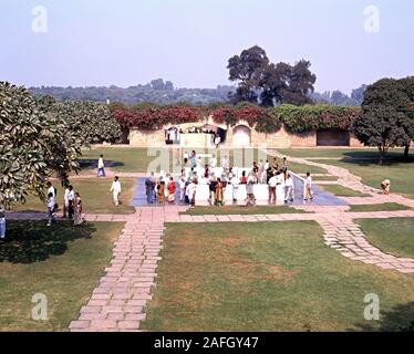 Die Menschen in die Gärten der Gedenkstätte für Mahatma Gandhi, Delhi, Delhi Union, Indien. Stockfoto