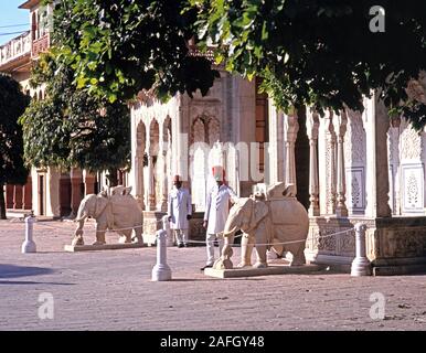 Eingangstor der City Palace auch als Chandra Mahal mit steinernen Elefanten und Eingang Wachen in den Vordergrund, Jaipur, Rajasthan, Indien bekannt. Stockfoto