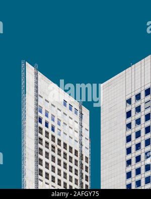 Vertikale Aufnahme von weißen Gebäuden unter dem blauen Himmel Stockfoto