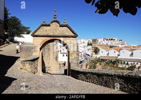 Blick durch die Philip V Bogen in Richtung der Altstadt und die nuestro Padre Jesus Kirche, Ronda, Provinz Malaga, Andalusien, Spanien. Stockfoto