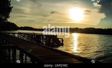 JWooden Jetty aus Ulin (Eusideroxylon zwageri) am Ufer des Flusses während der Sonnenuntergang am Nationalpark Kutai, Indonesien Stockfoto