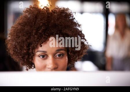 In der Nähe des Tausendjährigen schwarze weibliche kreativ mit Computer am Schreibtisch im Büro, in der Kopf geschossen Stockfoto