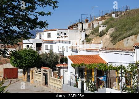 Höhle Wohnungen in Höhlenwohnungen Viertel (Barrio de Las Cuevas), Guadix, Provinz Granada, Andalusien, Spanien, Europa. Stockfoto